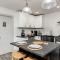 Twin Oaks Retreat by AvantStay Mins to Freeland