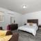 Twin Oaks Retreat by AvantStay Mins to Freeland