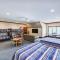 Sunset Shores Resort: The Grand House by AvantStay
