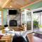 Westside Waterfront View Home - AvantStay Hot tub