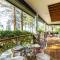 Westside Waterfront View Home - AvantStay Hot tub