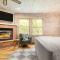 Half Moon by AvantStay 4BR Cabin w Large Deck Yard w Patio Outdoor Dining