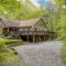 Half Moon by AvantStay 4BR Cabin w Large Deck Yard w Patio Outdoor Dining