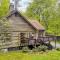 Half Moon by AvantStay 4BR Cabin w Large Deck Yard w Patio Outdoor Dining