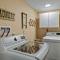 Lake It Right by AvantStay Lakefront w Dock Hot Tub Fire Pit Game Room