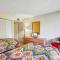 Papaya Place by AvantStay Great Location w Balcony Outdoor Dining Shared Pool Hot Tub