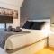 AndBnB I Dúplex Artístico con Terrasa a 10 min del Centro - Santa Coloma