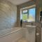 Spacious and Modern 3BR with Private Patio in Maiden Lane, Crawley - 克劳利