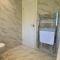 Spacious and Modern 3BR with Private Patio in Maiden Lane, Crawley - 克劳利