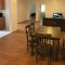Large and private apartment that sleeps up to 10 people comfortably with direct NYC Manhattan train only 5 minute walk away - 伊丽莎白