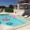 Vacation rental in the Alpilles, Provence, close to the village center - Beautiful view -Air conditionning Heated pool and spa - sleeps 8