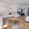 Vacation rental in the Alpilles, Provence, close to the village center - Beautiful view -Air conditionning Heated pool and spa - sleeps 8