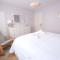 Vacation rental in the Alpilles, Provence, close to the village center - Beautiful view -Air conditionning Heated pool and spa - sleeps 8