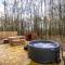 Ashenhurst, woodland lodge with hot tub for 4 - Oakamoor
