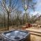 Derwent, woodland lodge with hot tub for 6 - Oakamoor