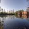 Chalets confortables en bord d'étang, parfaits pour pêche et nature, avec terrasse et équipements modernes - FR-1-496-83 - Veauchette
