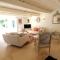 Air-conditioned Provençal farmhouse with private pool, view magnificent, located in Lagnes, close Isle S/Sorgue, 9 people