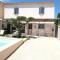 charming house with private pool in the heart of the village of aureille in the alpilles, 6 people.