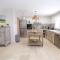 charming house with private pool in the heart of the village of aureille in the alpilles, 6 people.
