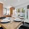 Spacious 4BR Home in Brentford Free Parking - 布伦特福德