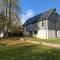 Bright, contemporary house & large private garden - Strathpeffer