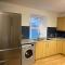 Central 2-Bed Flat, main door, on-street parking - أنغوس