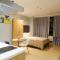 Quiet Condo with Fast WiFi, Own Balcony, Pool and Gym - Manila