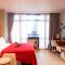 Condo in Makati with Fast WiFi, Free Pool, Netflix and Own Balcony - Маніла