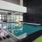 Condo in Makati with Fast WiFi, Free Pool, Netflix and Own Balcony - Маніла