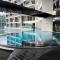 Condo in Makati with Fast WiFi, Free Pool, Netflix and Own Balcony - Маніла