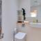 54 Woodpecker Way · Modern apartment near Addenbrookes Free parking Pass the Keys - Cambridge