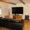 The Lodge - 2 acres of garden with hot tub and fire pit and BBQ