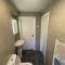 Farsley guest room seperate entrance with double bedroom and private shower room - Farsley