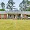 Walk to Parks and Town Square Cary Home with Yard! - 卡瑞