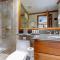 Lion Square Lodge South 650