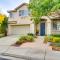Centrally Located Home with Yard in Hayward! - هايوارد