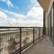 Sleek loft style 2BR I Gym I Parking I Workspace - دالاس