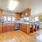Vineyard Farmhouse in Oakland with Hot Tub! - Oakland