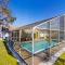 Pristine Palms House in Palm Coast with enclosed pool & full kitchen