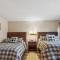 Large 2 Floor Condo, Pool Pass, Beach Club, walk to Shanty Creek