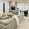 Bright, Stylish 4BD Modern House with Private Pool - لوس أنجلوس