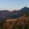 Alaya Stays Lafu Woodscave Room with Attic & Hill views - 西姆拉