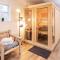 4 BD Stylish Cottage W Private Pool & hot-tub