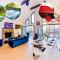 4 BD Stylish Cottage W Private Pool & hot-tub
