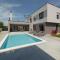 Villa Median for 10 people with children playground & pet friendly - only 3 km from beach - Gajana
