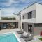 Villa Median for 10 people with children playground & pet friendly - only 3 km from beach - Gajana