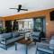 The Wine Manor - Lavish Poolside Living