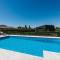 The Wine Manor - Lavish Poolside Living