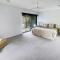 Charming Central Cotton Tree Unit