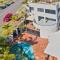 Charming Central Cotton Tree Unit